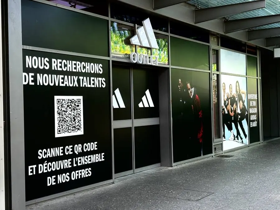 Vitrine Adidas Outlet – vitrophanie réalisé par Loire Pub