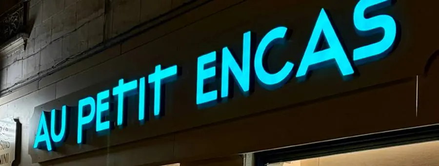 Lettres néon — Au Petit Encas – enseignes réalisé par Loire Pub