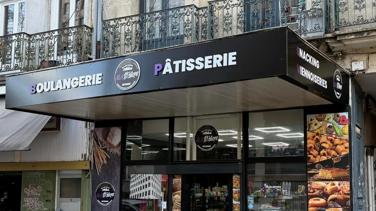 Façade de la boulangerie Ma D'élices après l'intervention de Loire Pub : enseigne lumineuse et vitrophanie
