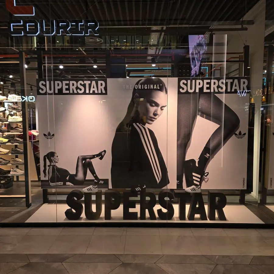 Vitrophanie vitrine — Courir Superstar – vitrophanie réalisé par Loire Pub