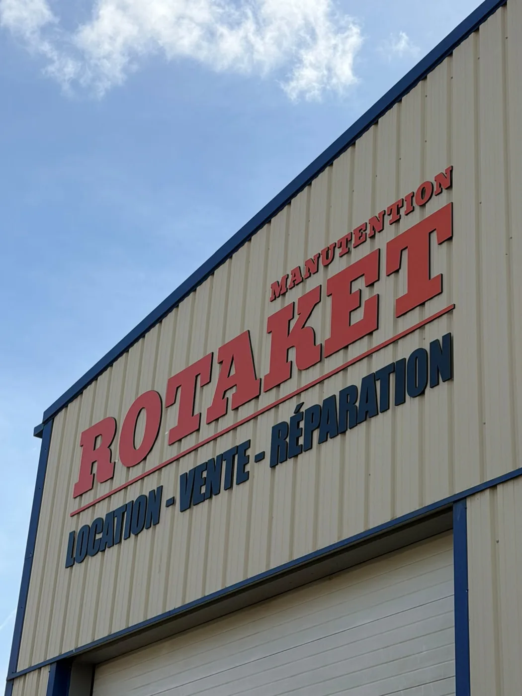 Lettres relief découpées Rotaket Manutention posées par Loire Pub